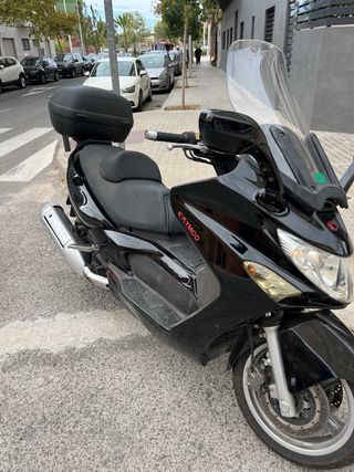 Moto Kymco Negra