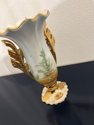 Jarrón de porcelana con escena pintada