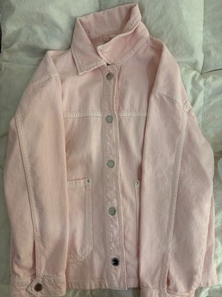 Cazadora vaquera Stradivarius rosa