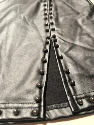 Falda negra con lazo desmontable