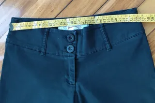 Pantalón negro ajustado acampanado