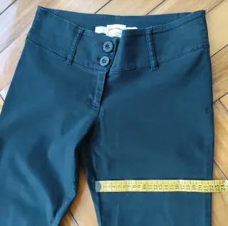 Pantalón negro ajustado acampanado
