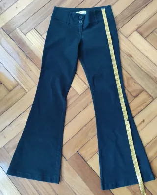 Pantalón negro ajustado acampanado