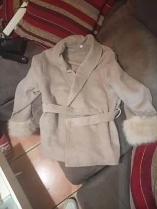 Chaqueta beige con puños de pelo