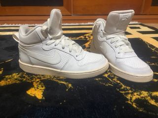 Zapatilla Nike Blanca y Beige