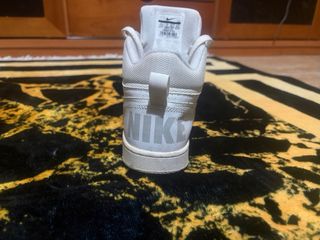 Zapatilla Nike Blanca y Beige