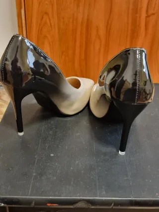 Zapatos de tacón beige y negro