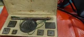 Balanza antigua con pesas y estuche