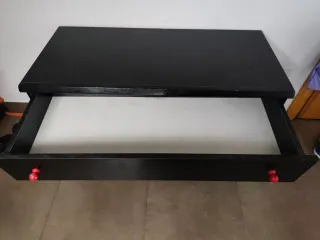 Mueble zapatero negro y rojo