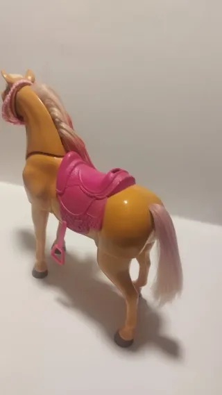 Caballo de juguete con silla de montar