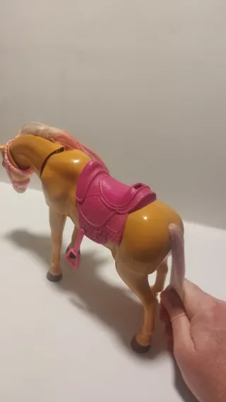 Caballo de juguete con silla de montar