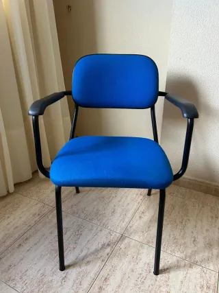 Silla de oficina azul y negra