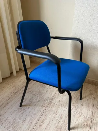 Silla de oficina azul y negra