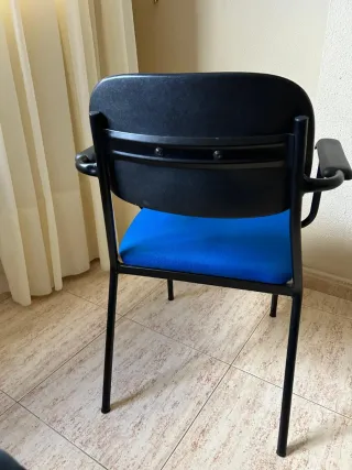 Silla de oficina azul y negra