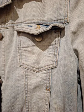 Cazadora vaquera desgastada