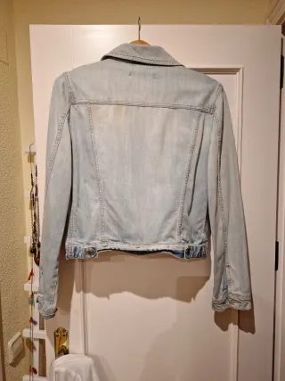 Cazadora vaquera desgastada