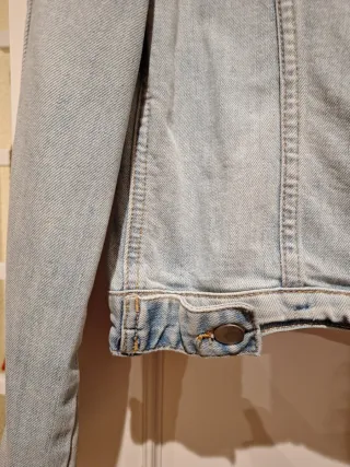 Cazadora vaquera desgastada