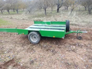 Remolque porta motos cerrado