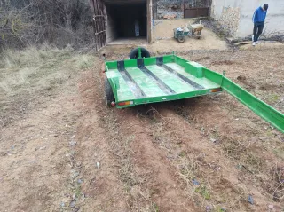 Remolque porta motos cerrado