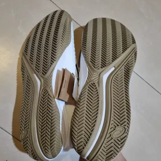 Zapatillas Asics Padel Blancas y Doradas