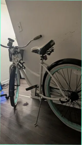 Bicicleta blanca con cesta