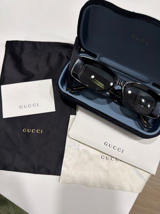 Gafas de sol Gucci negras y doradas