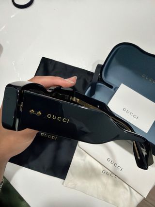 Gafas de sol Gucci negras y doradas