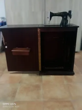 Máquina de coser Alfa antigua