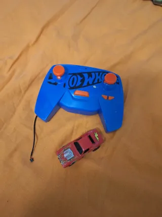 Coche Hot Wheels y mando a distancia