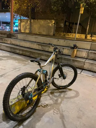 Bicicleta descenso Giant