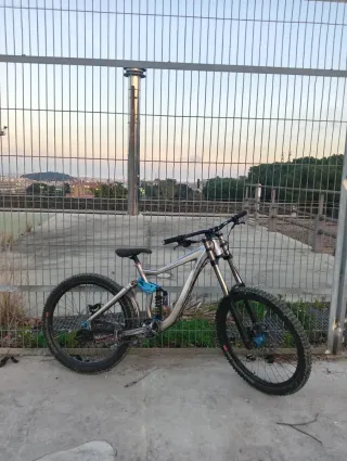 Bicicleta descenso Giant