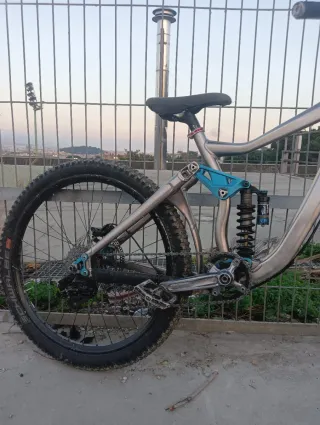 Bicicleta descenso Giant