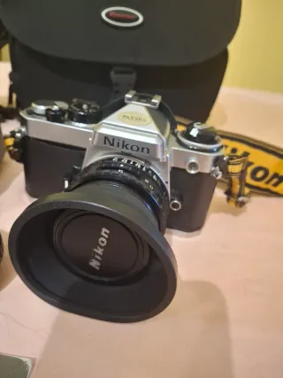 Macchina fotografica Nikon FE nera con flash