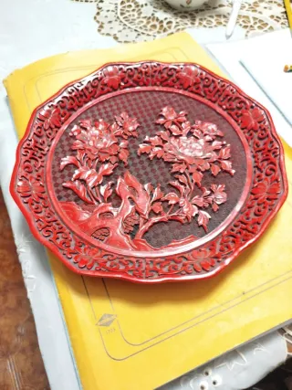 Piatto decorativo orientale rosso