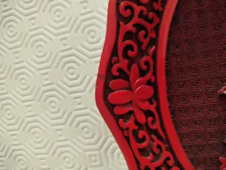 Piatto decorativo orientale rosso