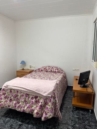 Se alquila habitación grande