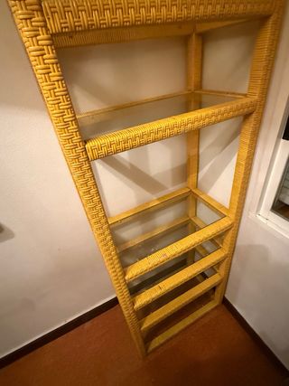 Estantería de mimbre y cristal amarilla