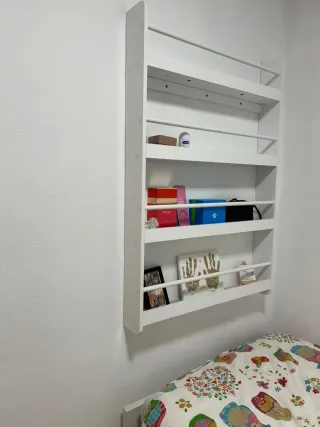 Cama infantil con cajón y estampado