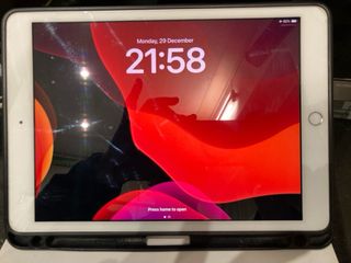 iPad 7ª Gen. Cargador y cable originales sin usar