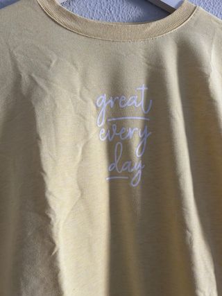 Sudadera amarilla con texto