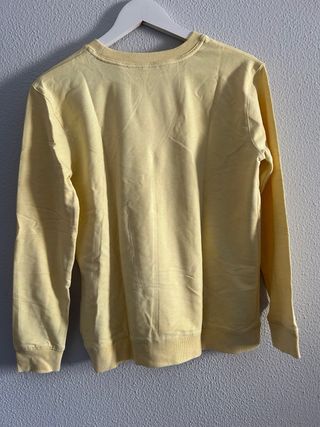 Sudadera amarilla con texto
