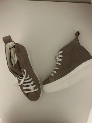 Snokers tipo botin con plataforma a estrenar.