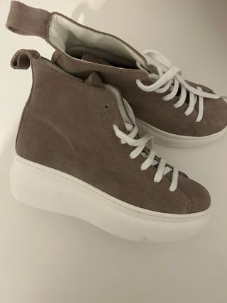 Snokers tipo botin con plataforma a estrenar.