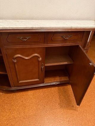 Recibidor de madera con mármol