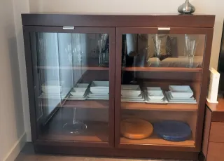 Vitrina de comedor de madera y cristal