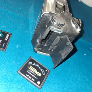 Cámara Digital Epson PhotoPC 2.1 MP + Tarjetas