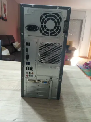 PC Asus M32 Series con unidad óptica