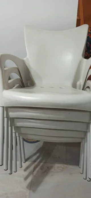 6 Sillas de exterior blancas de plástico