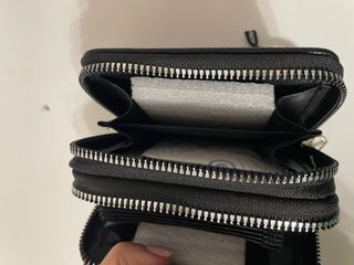 Cartera negra con cremallera