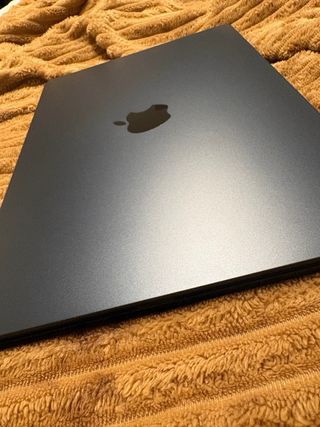 MacBook Air 13” 16GB RAM color Midnight con funda